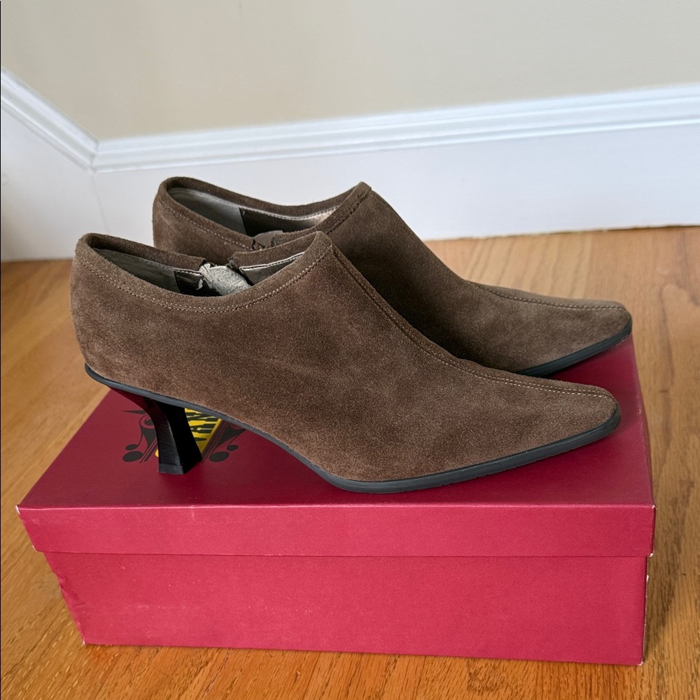 Vaneli Women’s suede, heeled ankle boots, booties; size 7, Lisabet